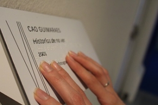 Cartel de una obra en Braille