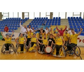 Foto de la plantilla del ILUNION celebrando el título