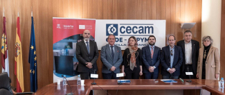 Fotografía de familia en el acto de firma de convenio