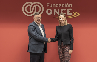 Fotografía de los firmantes del acuerdo en la sede de Fundación ONCE