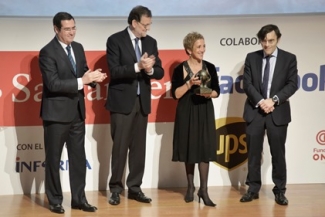 Foto de Alberto Durán recogiendo el Premio en presencia de Mariano Rajoy