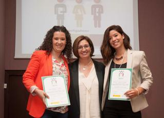 Foto de Isabel Martínez Lozano junto a las premiadas