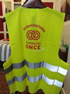 Foto de un chaleco de voluntario de Fundación ONCE