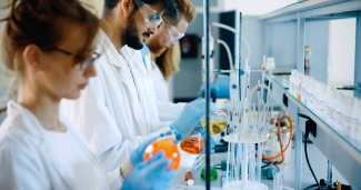 Foto de investigadores en un laboratorio