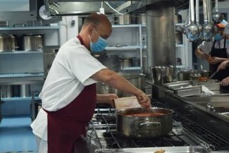 Foto de un cocinero preparando comida