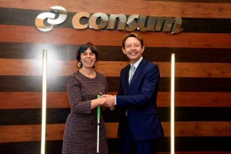 foto del saludo tras la firma del convenio