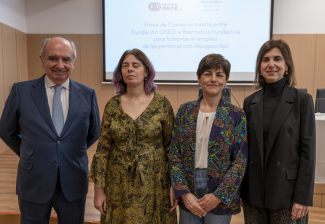 Foto del acto de firma del acuerdo