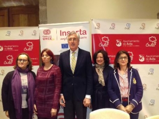 Foto de familia tras la firma del convenio