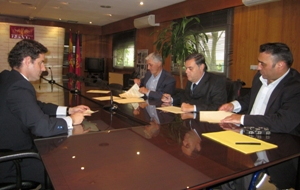 Foto del momento de la firma del convenio entre Fundación ONCE y el Ayuntamiento de Sevilla