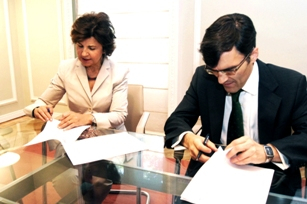 Foto del momento de la firma del Convenio