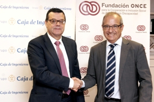 Foto del saludo tras la firma del convenio entre Fundación ONCE y la Caja de Ingenieros