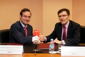 Foto del saludo tras la firma del convenio entre Fundación ONCE y FEFE