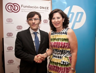 Foto del salido tras la firma del convenio entre Fundación ONCE y HP