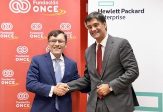 Foto del saludo tras la firma del convenio en Fundación ONCE