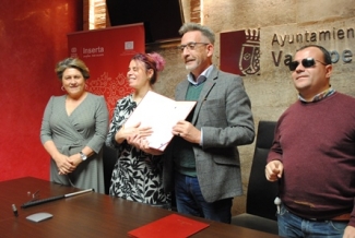 Foto de la firma del convenio entre Inserta de Fundación ONCE y el ayuntamiento de Valdepeñas