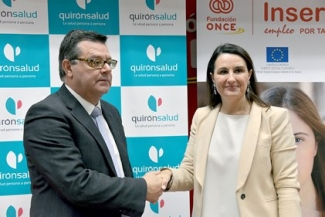 Foto del saludo tras la firma del convenio