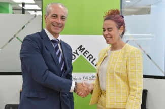 Foto del saludo tras la firma de la addenda del convenio entre Fundación ONCE y Leroy Merlin