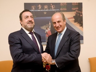 Foto del saludo tras la firma del convenio