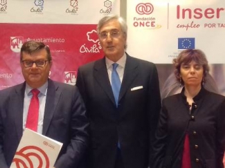Foto de las personas que han firmado el convenio de Fundación ONCE y el Ayto de Ávila