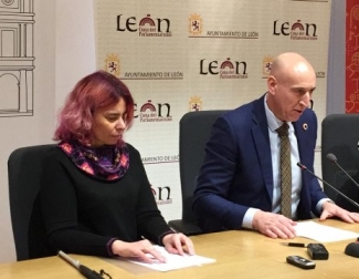 Foto de las dos personas que han firmado el convenio