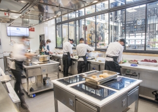 Imagen de alumnos durante la parte del curso de restaurante y bar