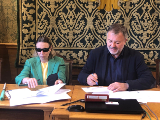 Virginia Carcedo y el alcalde de Cuenca firmando el convenio