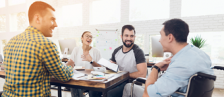 Foto de personas, una con discapacidad, en un curso