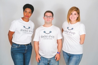 Imagen de tres personas con la camiseta de Dadai Shop