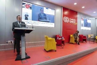 Foto de Miguel Carballeda durante su intervención en Fundación ONCE