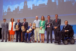 Foto de los premiados en los Premios Discapnet junto a directivos de Fundación ONCE e Ilunion y la secretaria de estado