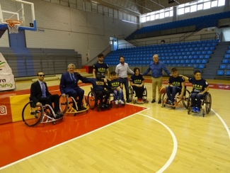 Foto de los representantes de ONCE, del club y jugadores con las 3 sillas donadas