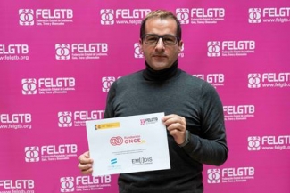 Foto del representante de Fundación ONCE en la recogida de las certificaciones