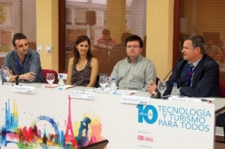 Foto de los intervinientes en la mesa de educación