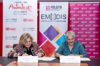 Foto del momento de la firma en Fundación ONCE