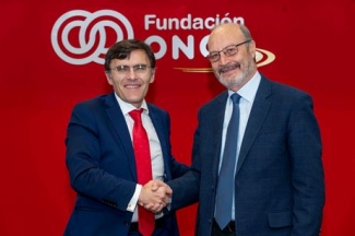 Foto del saludo tras la firma del convenio de Fundación ONCE