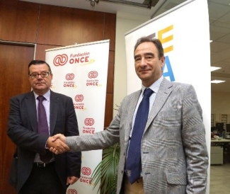 Foto del saludo tras la firma del convenio