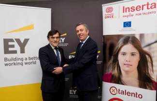 Foto del saludo tras la firma del convenio