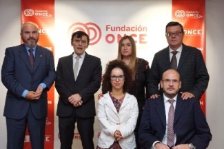 Foto de Alberto Durán y José Luis Martínez Donoso con los nuevos miembros del Patronato de Fundación ONCE