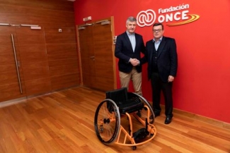 Foto del saludo tras la entrega de la silla en Fundación ONCE