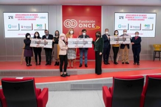 Foto de las personas que han participado en el evento con los 3 talones