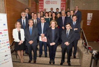 Foto de familia con las entidades del Foro Inserta de Fundación ONCE y la Ministra de EMpleo