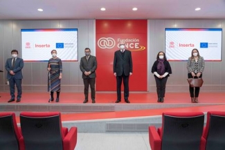 Foto de familia de las personas que han participado en la visita en Fundación ONCE