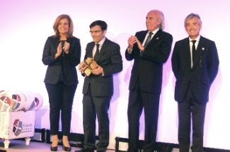 Foto de Alberto Durán, de Fundación ONCE, recibiendo el premio de manos de la Ministra