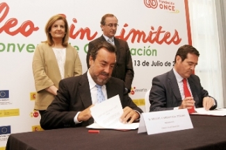 Foto del momento de la Firma del convenio entre Fundación ONCE y Cepyme