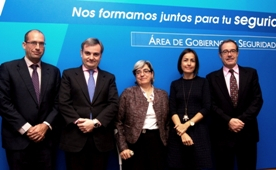 foto de familia de las personas que han participado en la inauguración