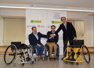 Foto del momento de la entrega de las sillas