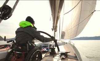 Foto de una persona en silla de ruedas en un velero
