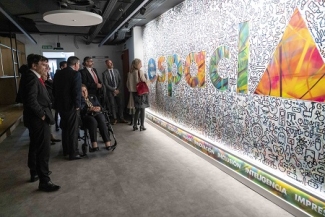 Los miembros del Patronato de Fundación ONCE visitan la sala EspacIA