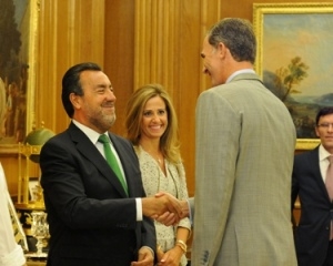 Foto del saludo entre Miguel Carballeda y el Rey Felipe
