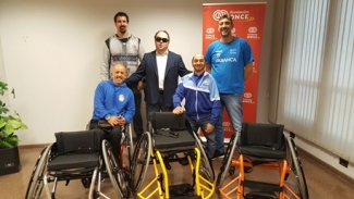 foto de la entrega de las sillas al Basketmi de Ferrol